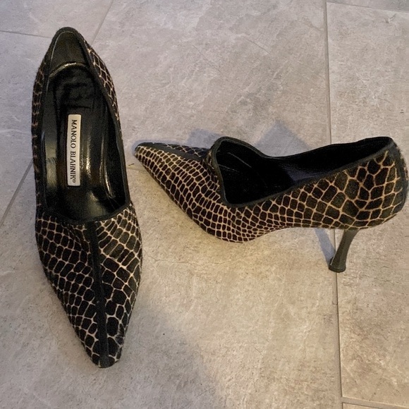 Manolo Blahnik Animal Print Black and White Pointed Toe Heels Size 7.5 (38) - Picture 2 of 6
